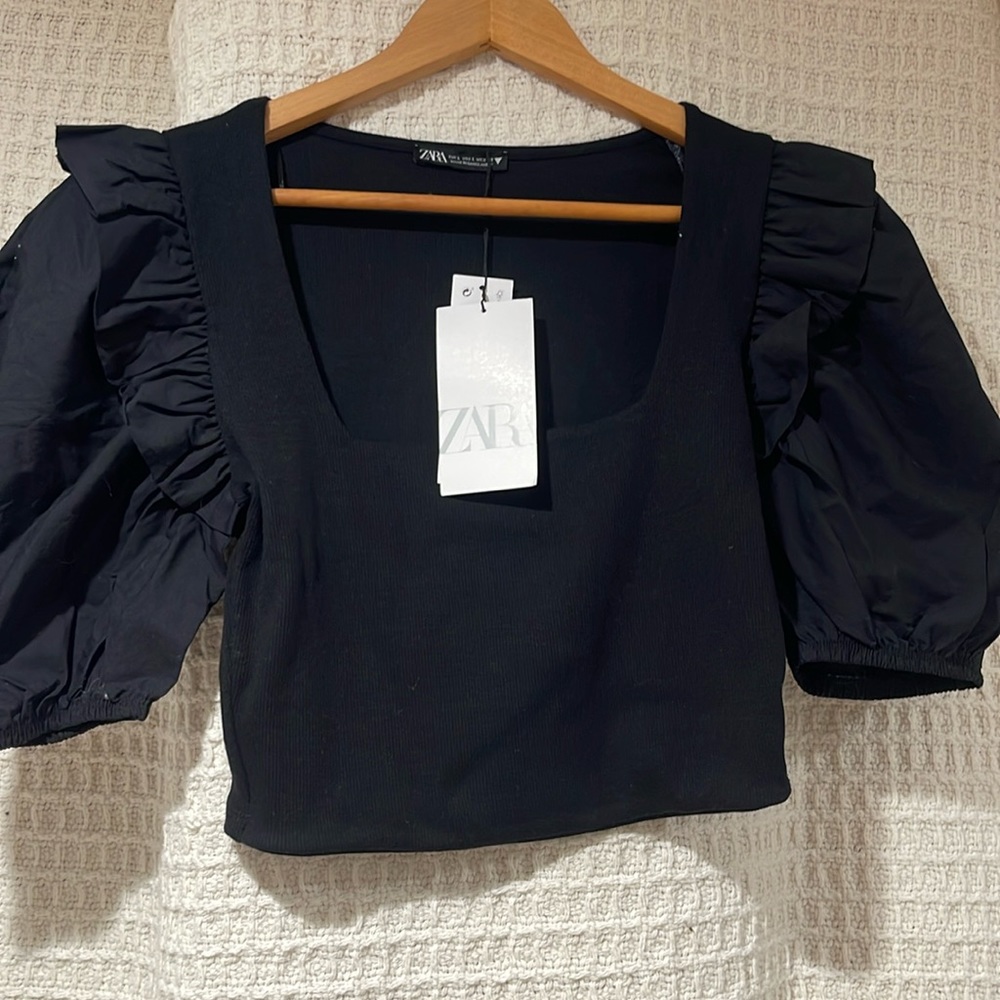 Crop top with puff sleeves